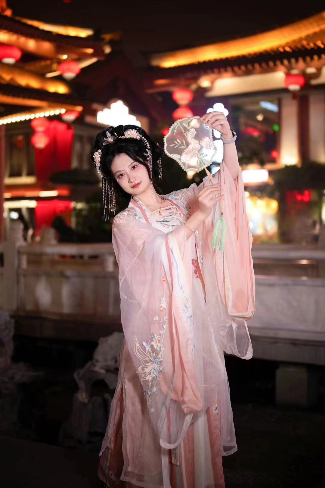 Chang'an Style Hanfu Women's Hezi Skirt - Tang Dynasty Embroidered Qi-Chest Ruqun with Large Sleeves - Photoshoot