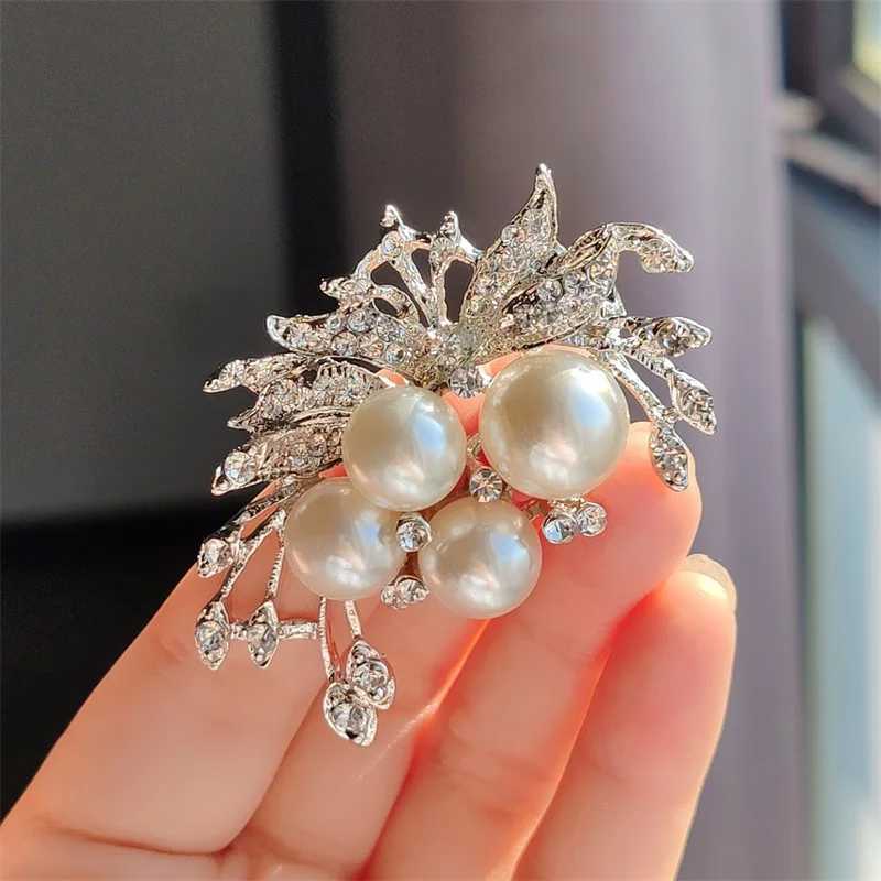 Luxury Sparking Crystal Pearl Flower Brooches For Women Fashion Elegant Design Rhinestone Brooch Pins Casual Party Jewelry GiftsX240914