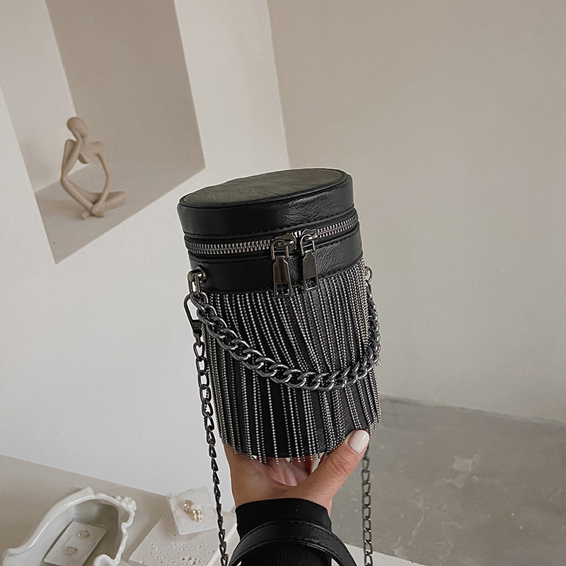 2024 New Water Bucket Motorcycle Flowing Su Fashion One Shoulder Crossbody Bag, Mobile Phone Rivet Bag