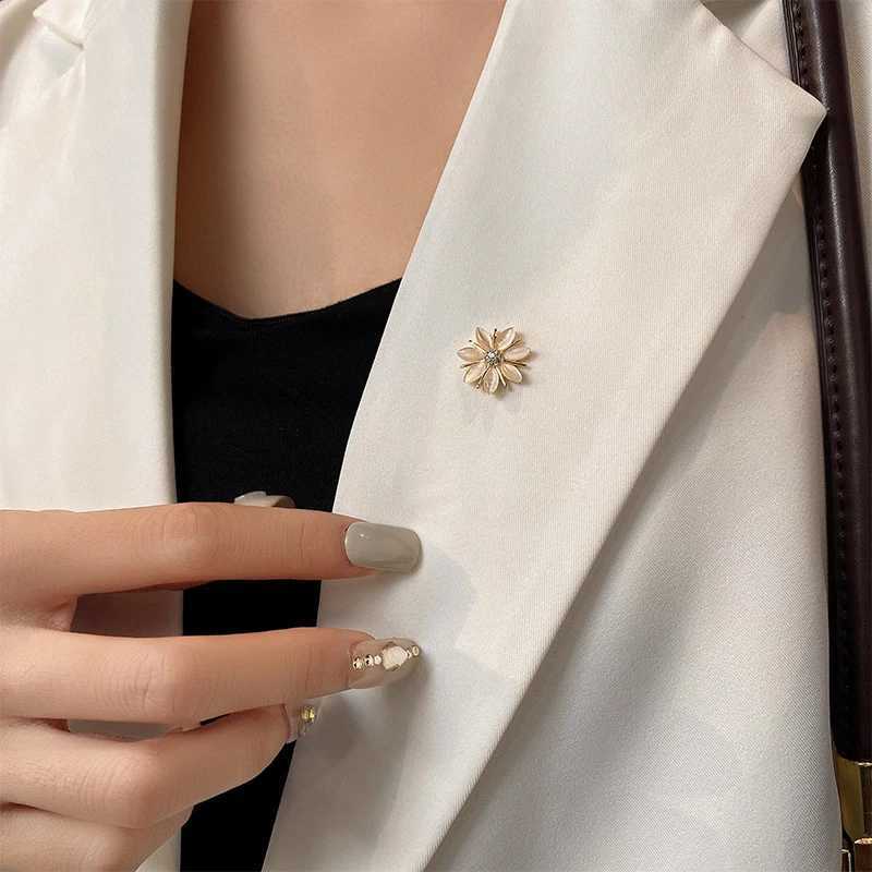 Fashion Brooch Flower Bow Brooches For Women Metal Anti-glare Lapel Pin Fixed Clothes Pins Sweater Coat Clothing AccessoriesX240914