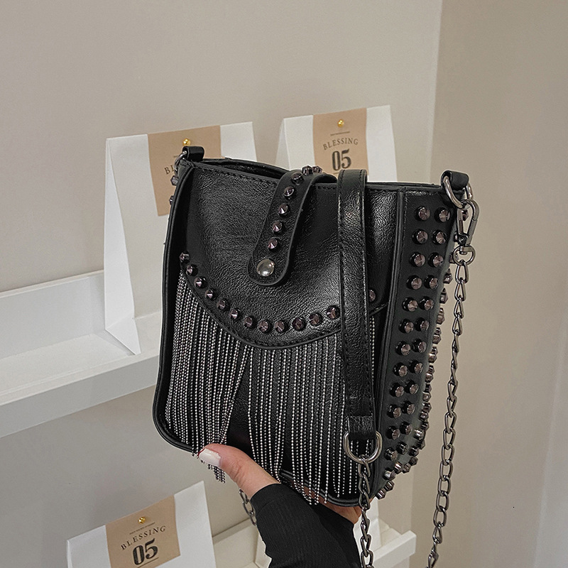 2024 New Water Bucket Motorcycle Flowing Su Fashion One Shoulder Crossbody Bag, Mobile Phone Rivet Bag