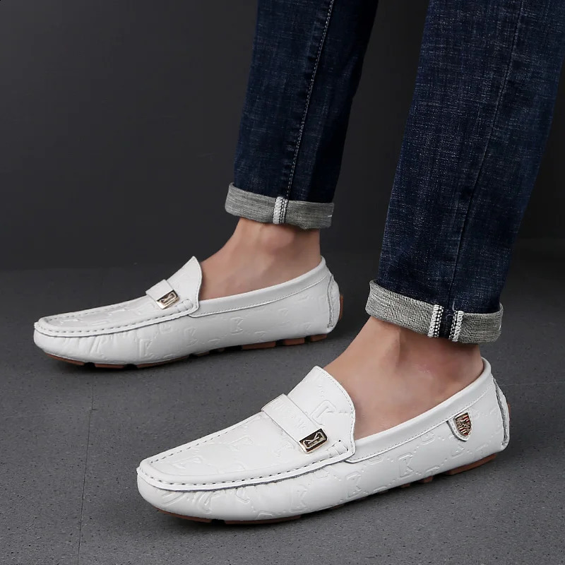 2025 new High Quality Leather Loafers Casual Outdoor Moccasins Slip on Men Business Male Driving Bean Shoes 240906