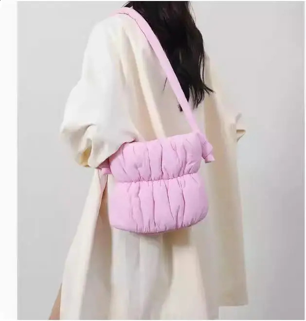 Home>Products>Cotton Womens Undercushion Shoulder Bag>Womens Woven Handbag 240913