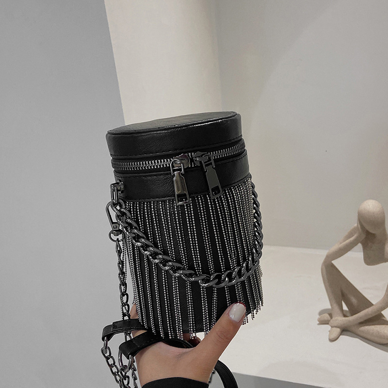 2024 New Water Bucket Motorcycle Flowing Su Fashion One Shoulder Crossbody Bag, Mobile Phone Rivet Bag