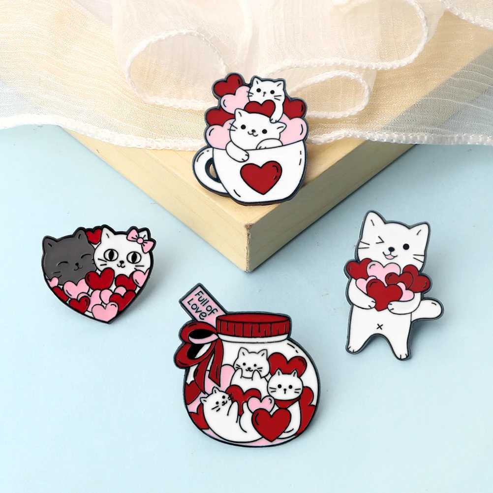 Cute Cats Wink Enamel Brooch Sweet Kitten Couple Photo Wedding Candy Gift Denim Lapel Pins Cartoon Animal Badge Backpack JewelryX240914