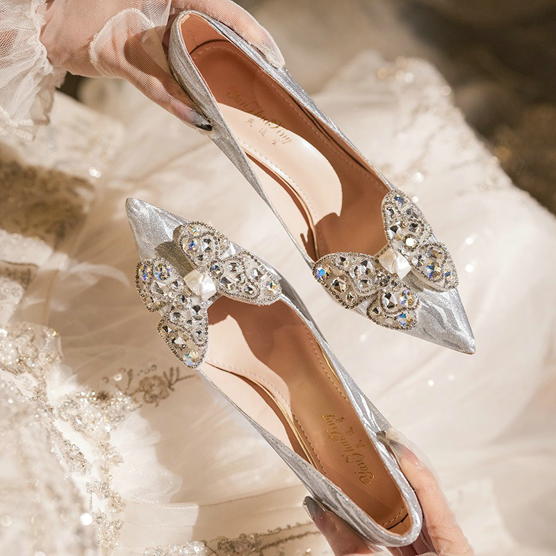 2024 Women New Silver Wedding Shoes Thin Heel Pointy Shallow Mouth Diamond Crystal Bow French Bridal High Heels Fashion Pumps