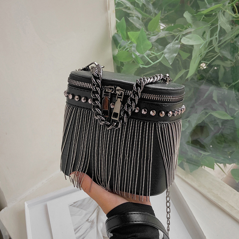 2024 New Water Bucket Motorcycle Flowing Su Fashion One Shoulder Crossbody Bag, Mobile Phone Rivet Bag