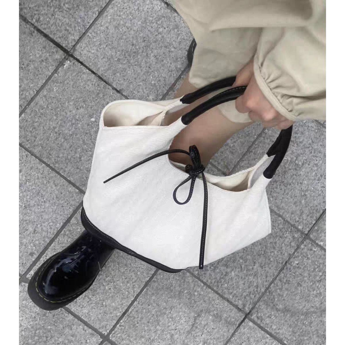 Korean niche canvas tote for women 2024 new commuting fashion handbag versatile single underarm shoulder bag