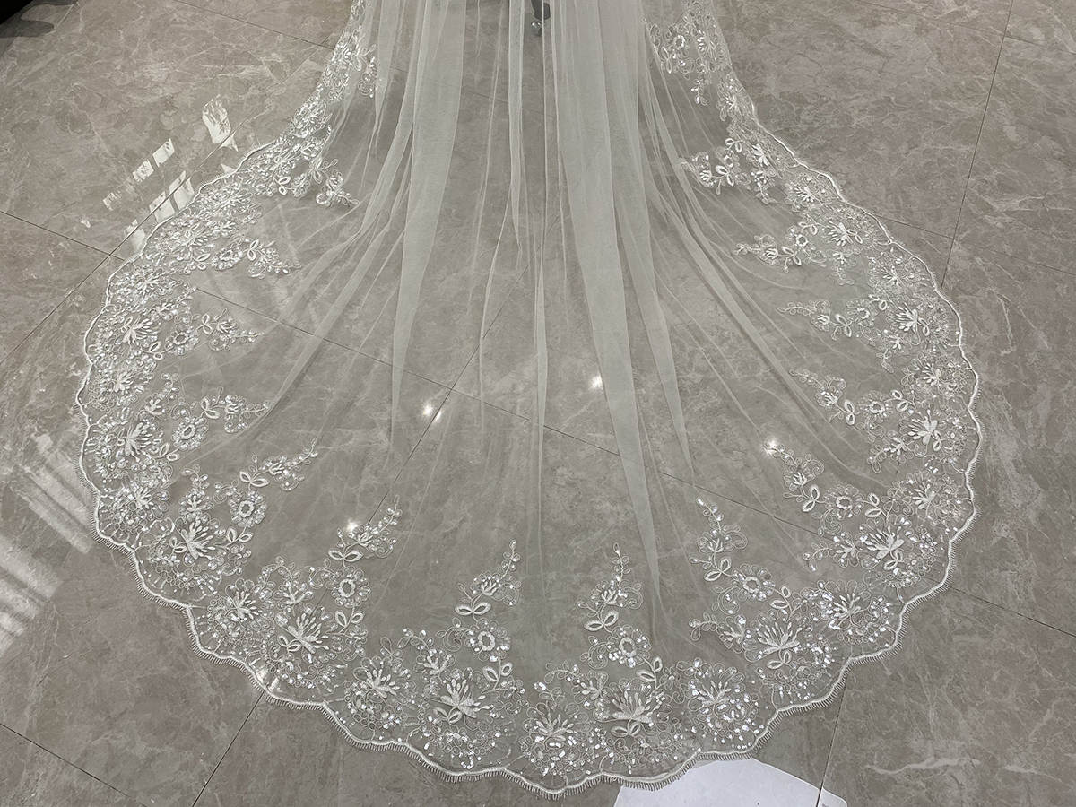 Luxury Wedding Veil Appliques Sequins One Layer Long Cathedral Length Bridal Veils Applique Edge Wedding Accessories Custom Made High Quality