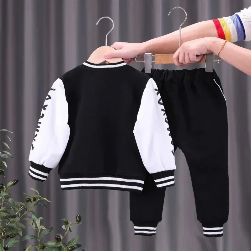 Autumn and winter baby boy and girl clothing set baby sports baseball uniform cardigan wool sweater tiger jacket top and pants set childrens clothing 