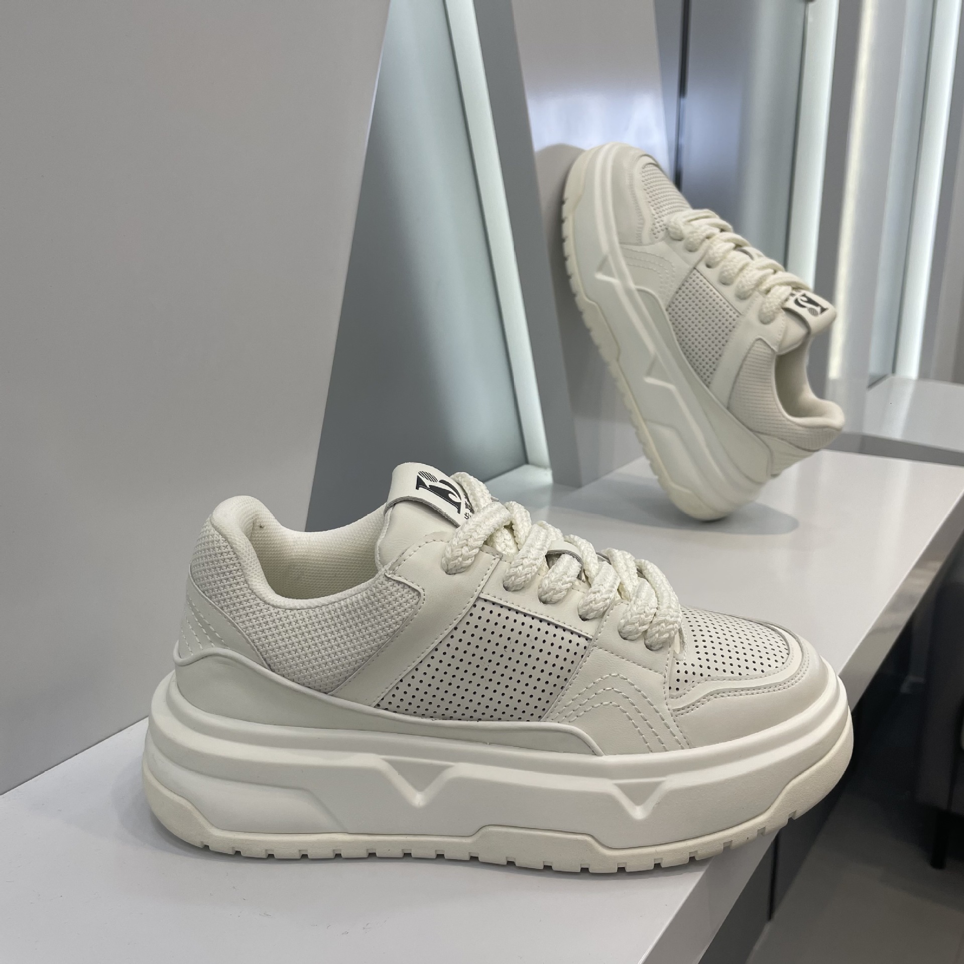 Ddmybear Trendy Brand Fashionable Height Increasing White Autumn Edition Leather Surface Splicing Niche Casual Board Men's Shoes Chinese Brand Sh