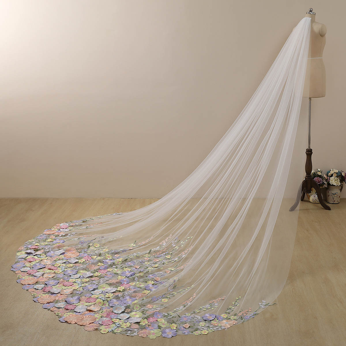 Colorful Wedding Veil Appliques One Layer Long Cathedral Length Veils Applique Edge With Comb Custom Made High Quality
