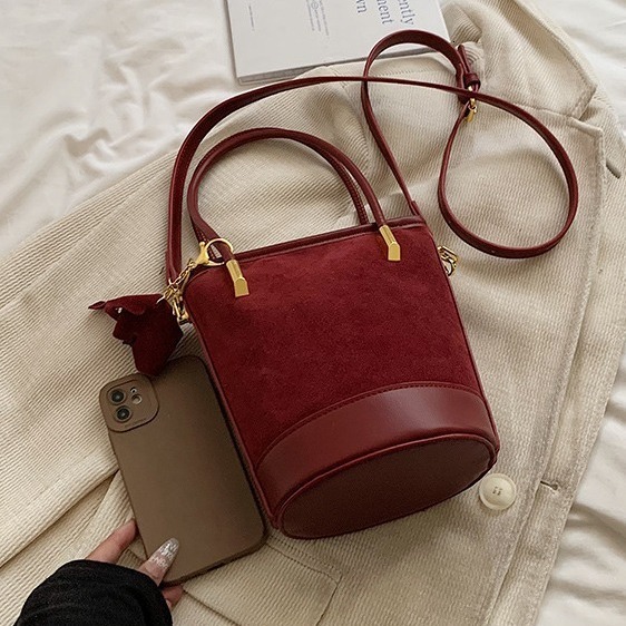Small niche design for women in autumn winter 2024, new high-end and versatile handheld single shoulder bucket bag