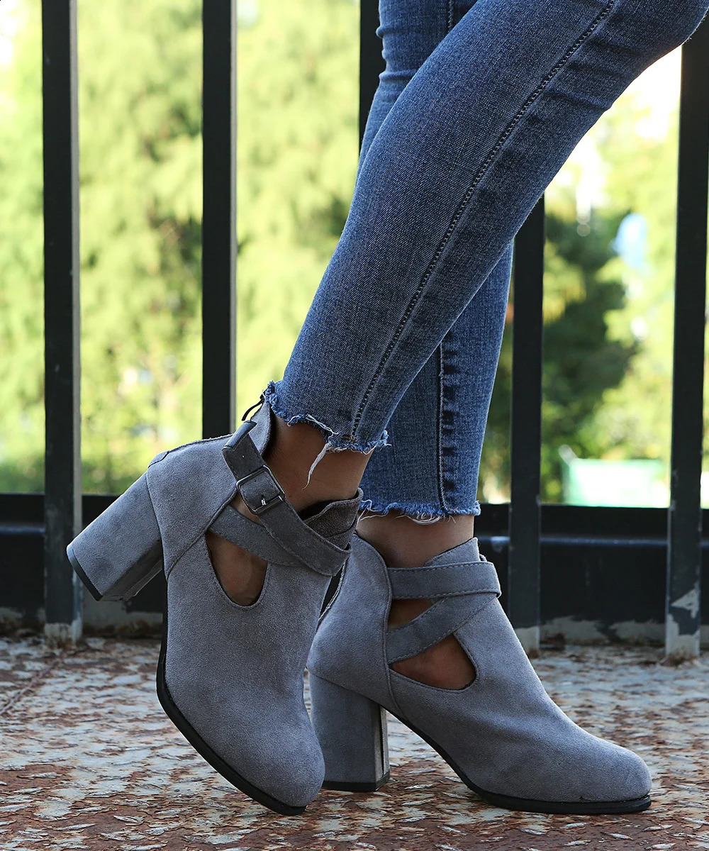 Autumn and winter round toe comfortable and sexy hollow warm solid color square high heels womens short boots 240914