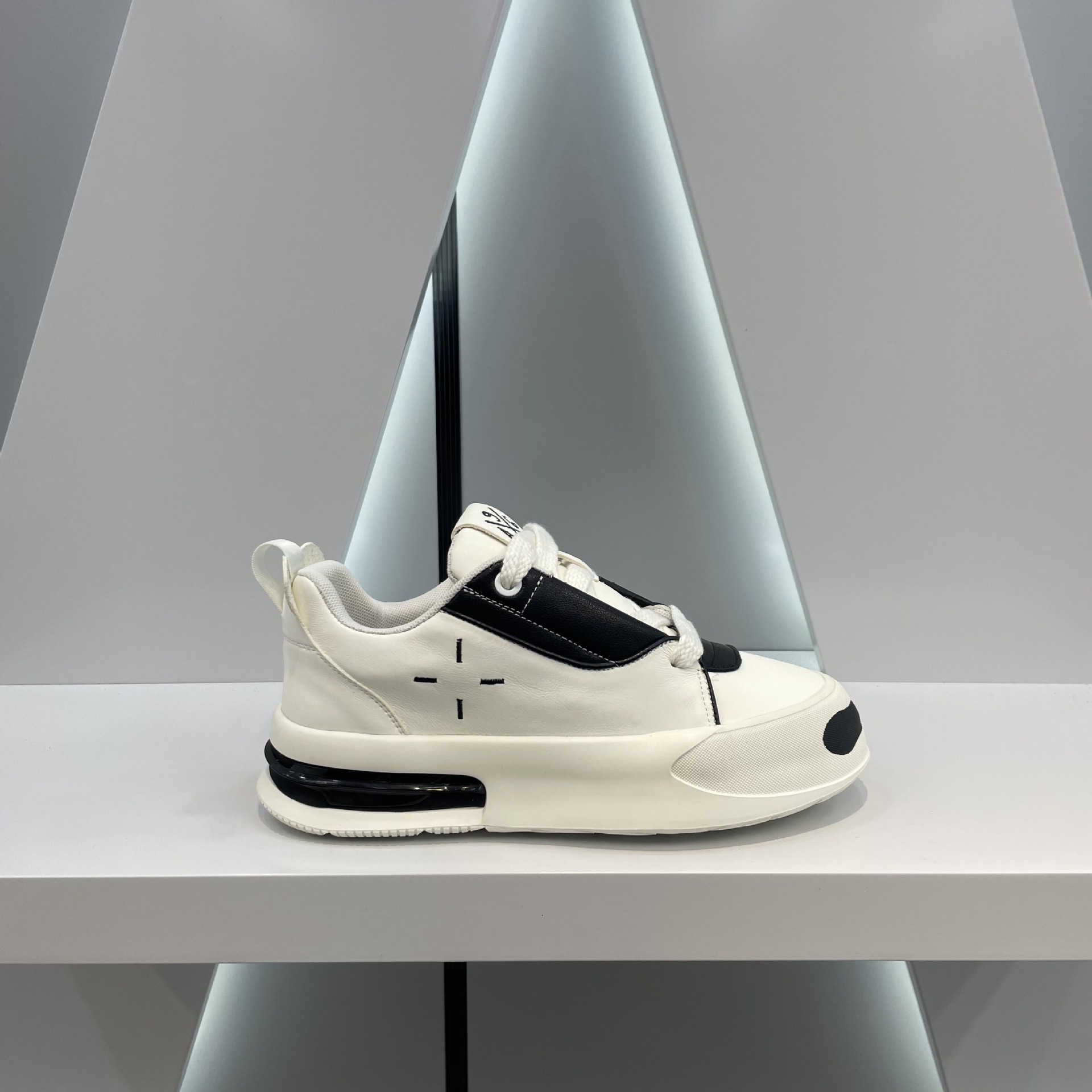 Ddmybear Board Autumn 2024 New Leather Breathable White Thick Sole Height Increasing Casual Trend Men's Shoes Chinese Brand Shoes F915-179