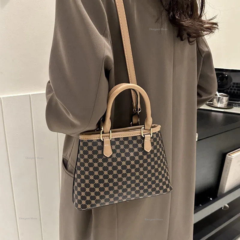 New Women 2024 Light Luxury Handbag Shoulder Bag Crossbody Bag Classic Printing Casual Style Minimalist Style Commute Great For Gifts Fashion Trendy F