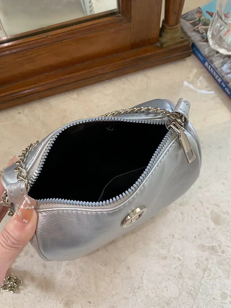 Silver mini chain cross body bag for womens soft PU leather shoulder bag for womens casual sports wallet for womens fashion suspender bag 240912