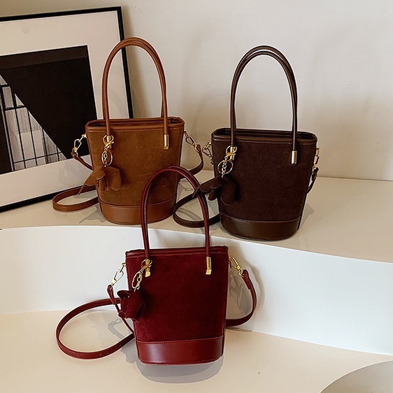 Small niche design for women in autumn winter 2024, new high-end and versatile handheld single shoulder bucket bag