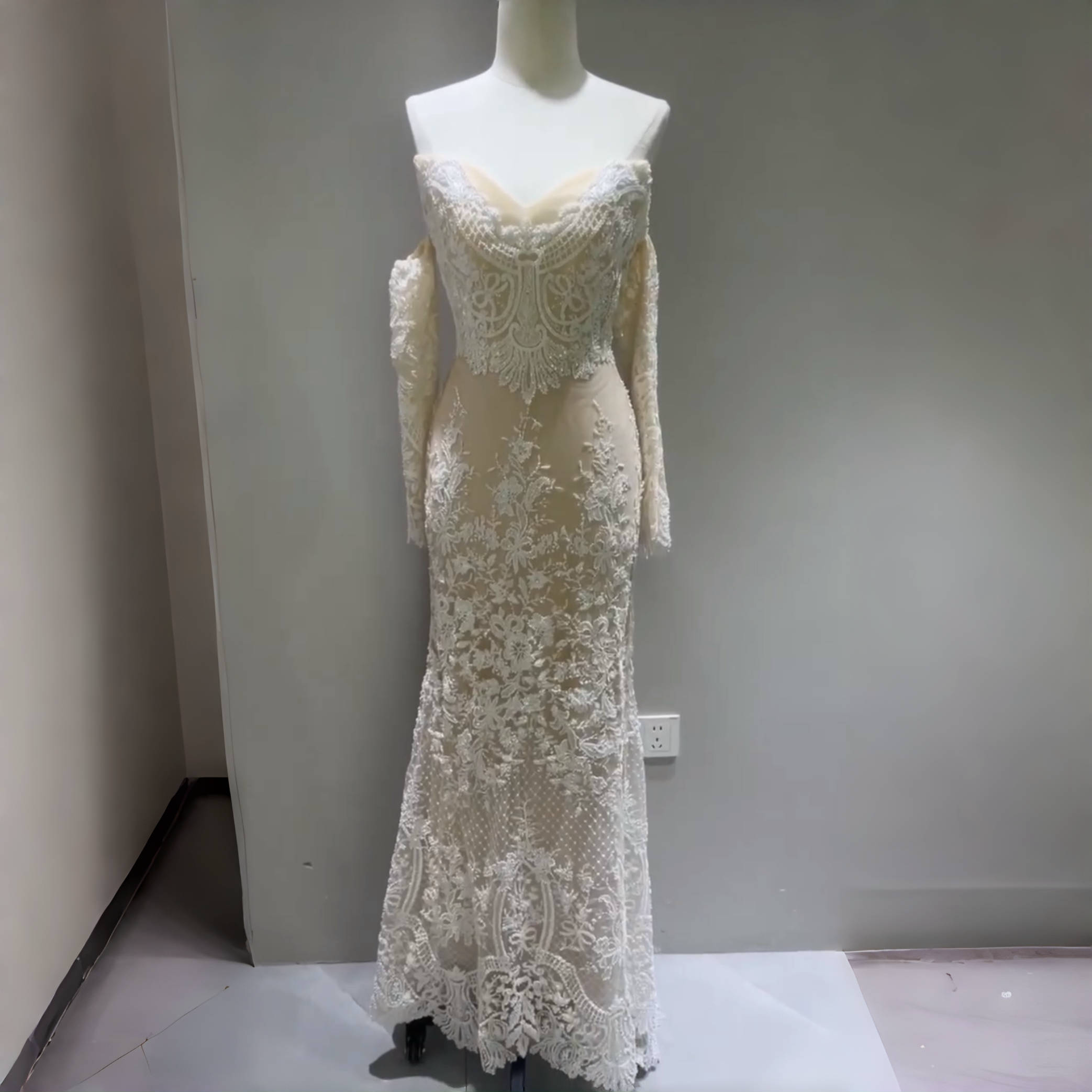 Elegant Multi-Style Bridal Gown - Convertible Strapless to Long Sleeves Mermaid Ensemble for Weddings & Garden Parties