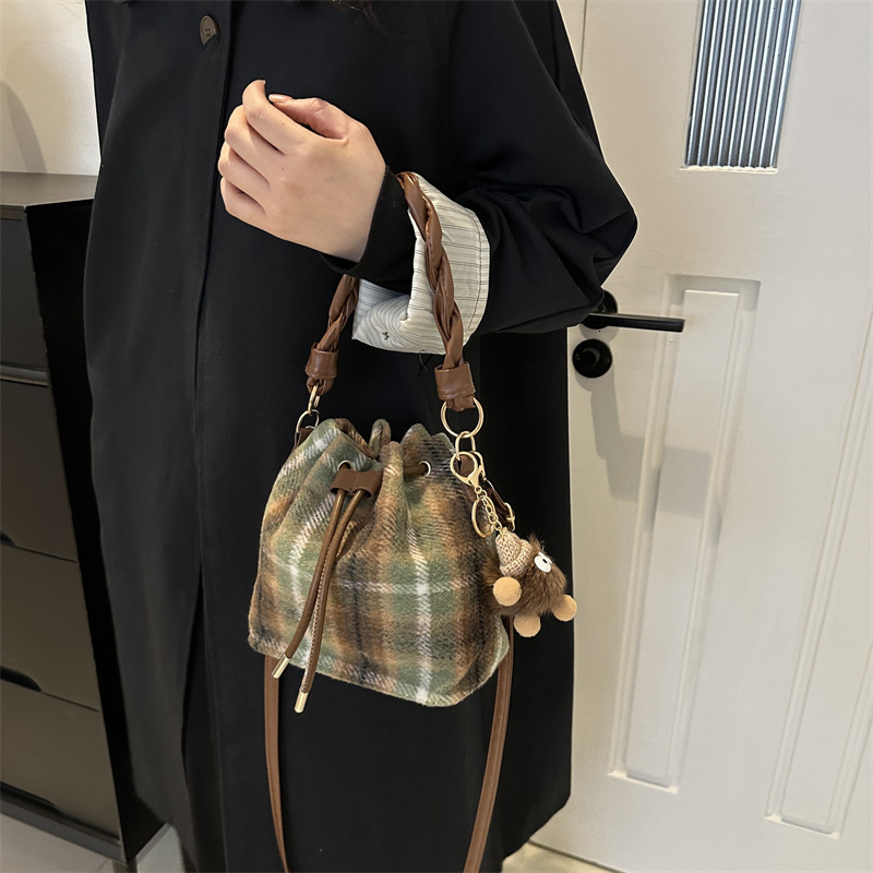 This year's popular bucket bag, women's 2024 new autumn and winter high-end handbag, versatile crossbody bag