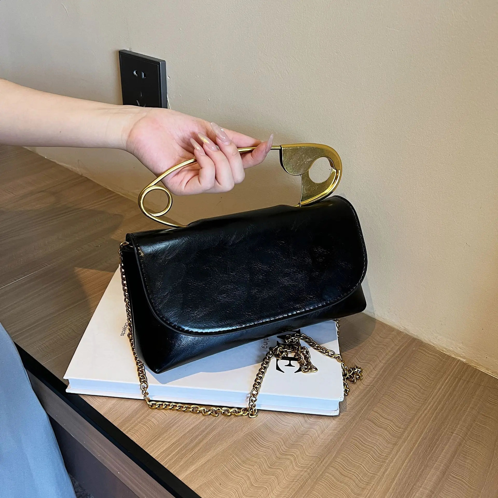Suitable for women black pink womens wallets and handbags chain sling bags womens fashionable clutch bags Bolsa 240912