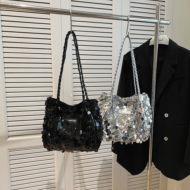 Personalized sequined underarm for women 2024 new fashionable handbag with large capacity commuting chain shoulder bag