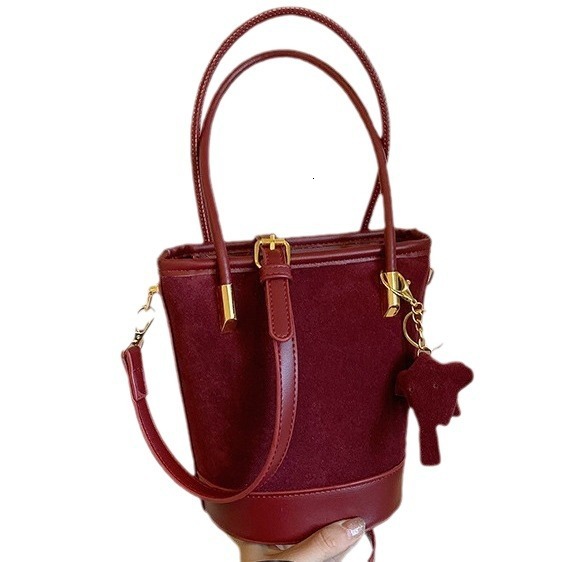 Small niche design for women in autumn winter 2024, new high-end and versatile handheld single shoulder bucket bag