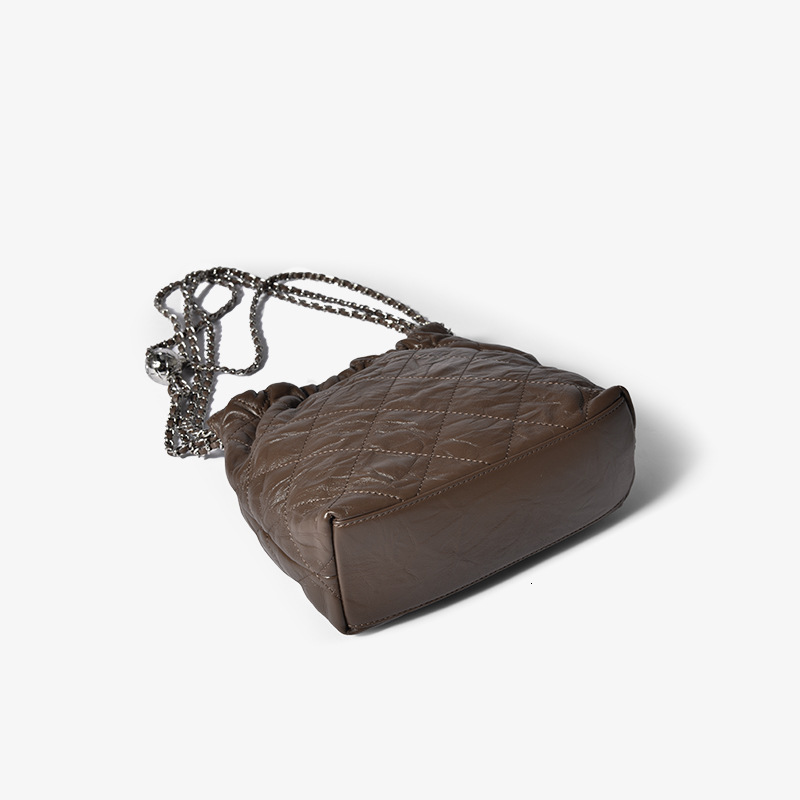 Bag 2024 summer new genuine women's niche high-end feeling first layer cowhide diamond grid chain soft leather bucket bag
