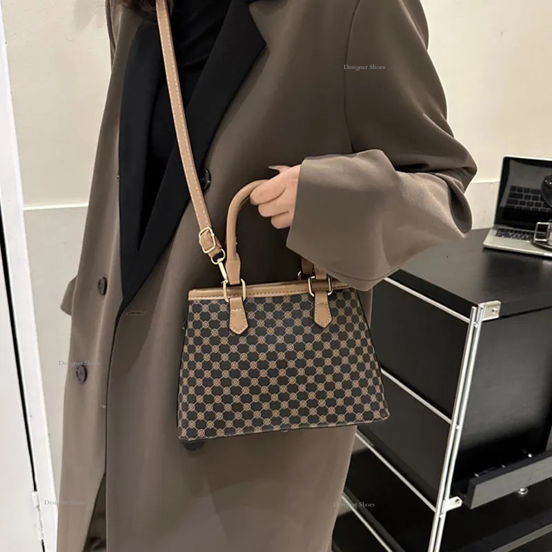 New Women 2024 Light Luxury Handbag Shoulder Bag Crossbody Bag Classic Printing Casual Style Minimalist Style Commute Great For Gifts Fashion Trendy F