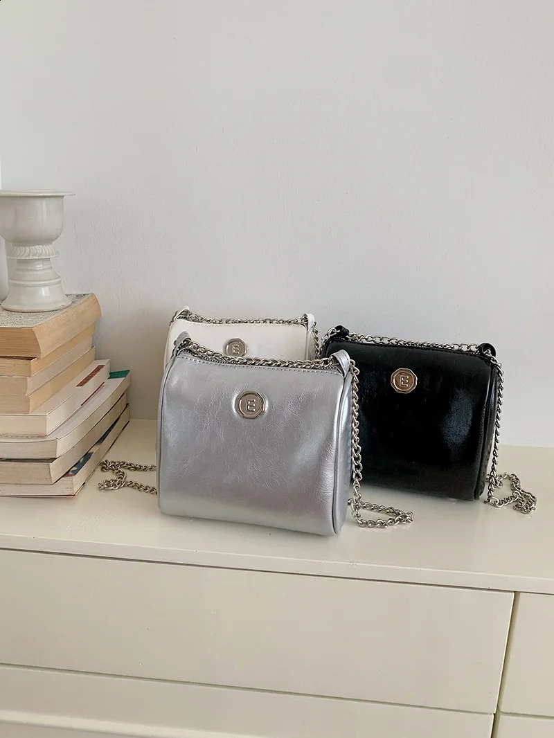 Silver mini chain cross body bag for womens soft PU leather shoulder bag for womens casual sports wallet for womens fashion suspender bag 240912