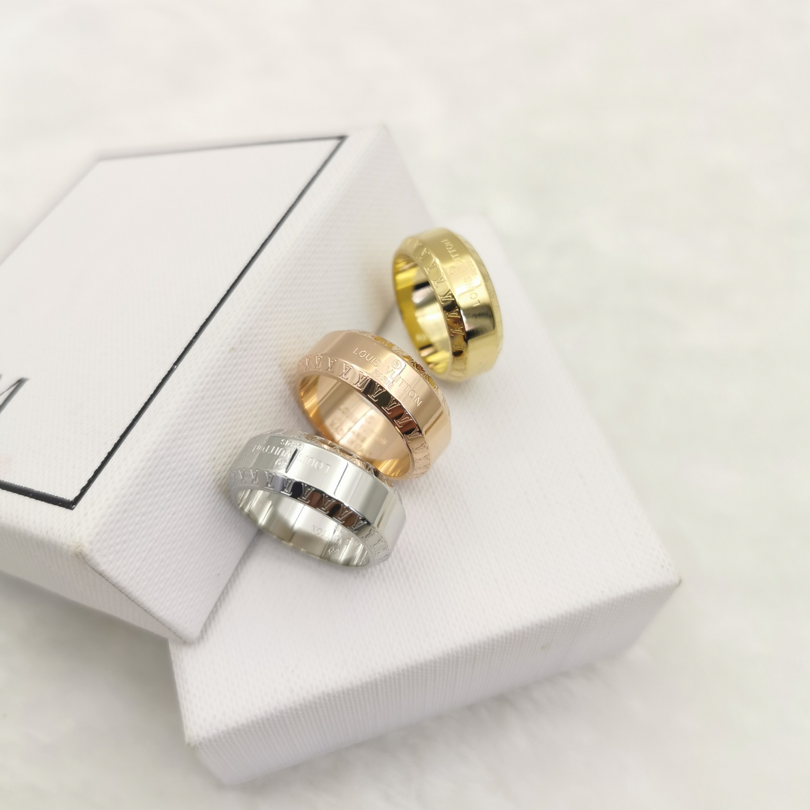 2025 designer girl boy 6mm V solid Ring 18K Gold Silver Rose 750 Stainless Steel Rings logo engrave Women men love wedding Jewelry Lady Party Gifts big size USA 6 7 8 9 10 11