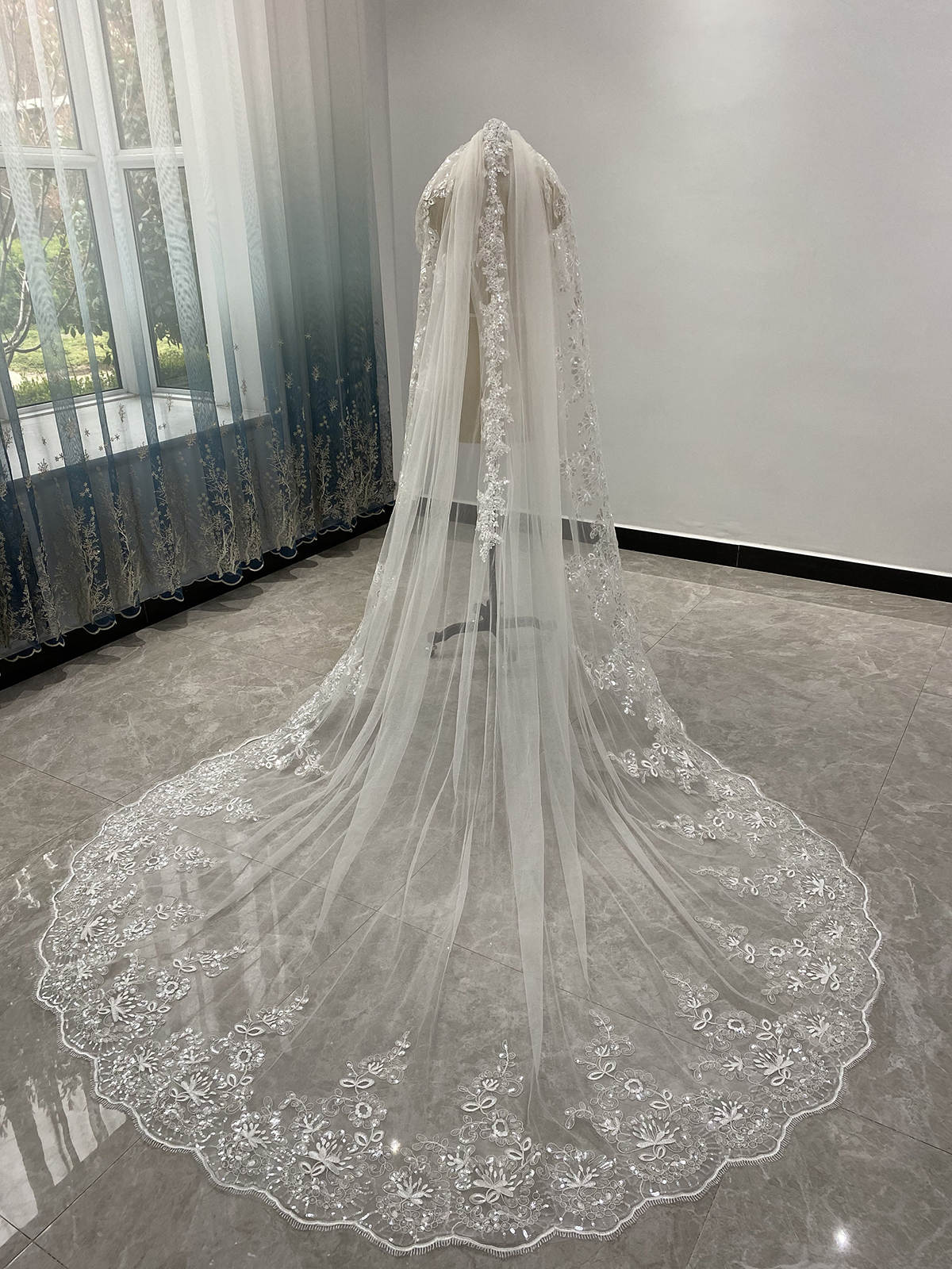 Luxury Wedding Veil Appliques Sequins One Layer Long Cathedral Length Bridal Veils Applique Edge Wedding Accessories Custom Made High Quality