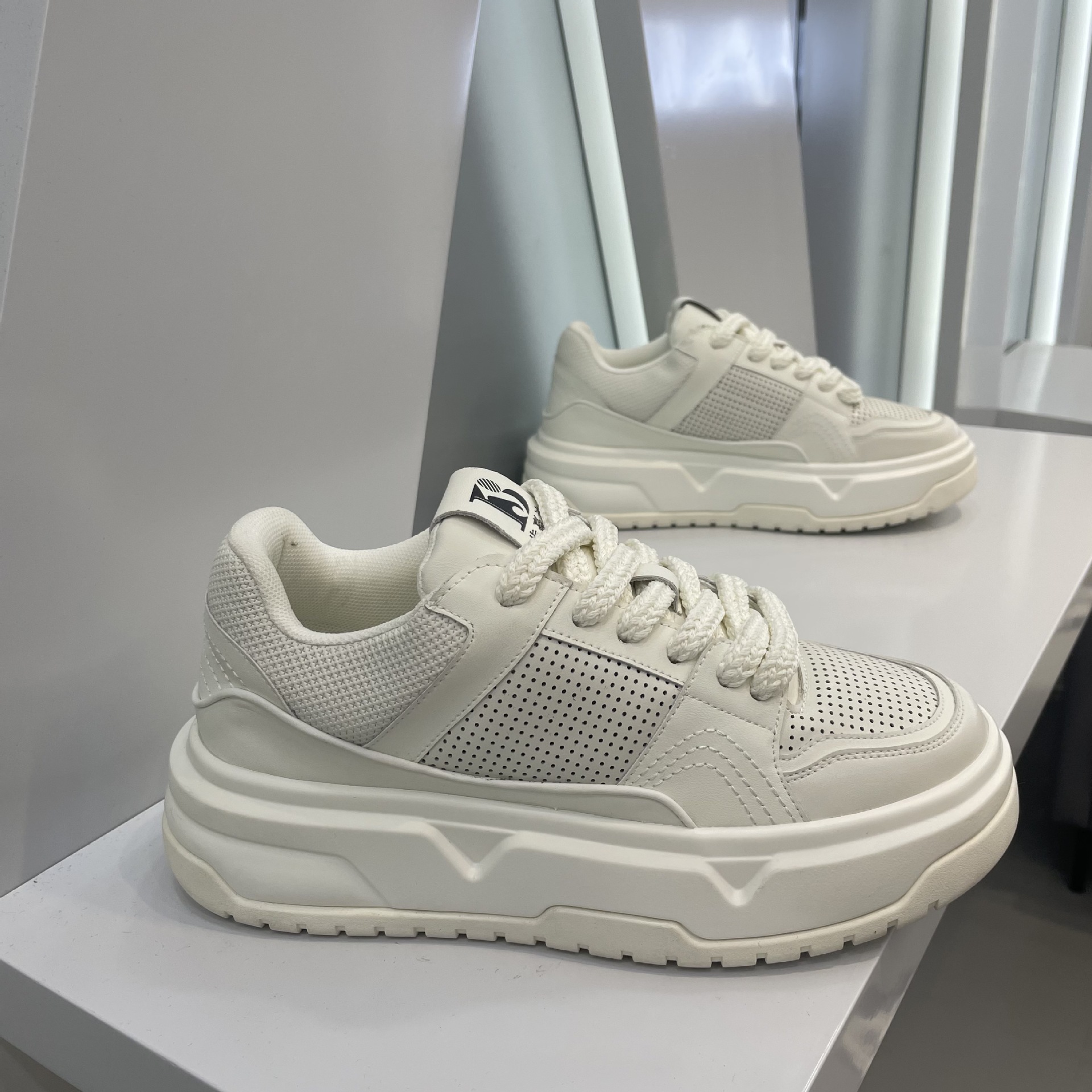 Ddmybear Trendy Brand Fashionable Height Increasing White Autumn Edition Leather Surface Splicing Niche Casual Board Men's Shoes Chinese Brand Sh