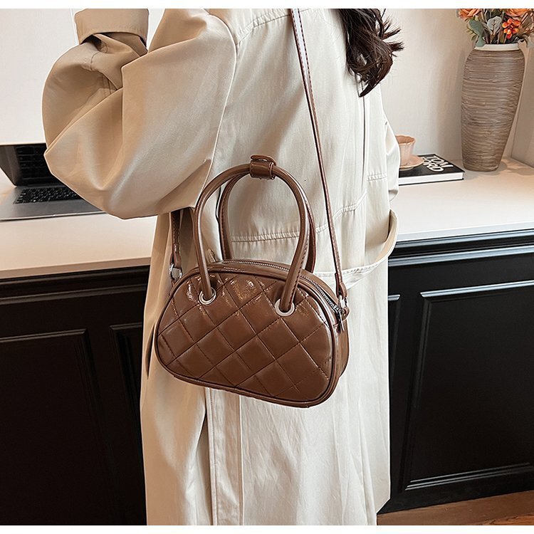 Lingge Bowling 2024 Autumn New Handheld Shoulder High Texture Crossbody Bag