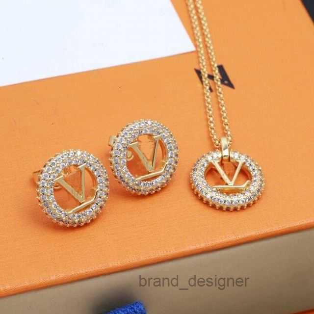 Top Quality Women Designer Earrings Necklace Hollow V Letter Pendant Diamonds Necklace Copper Luxury Brand Jewelry Wholesale