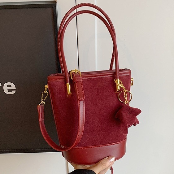 Small niche design for women in autumn winter 2024, new high-end and versatile handheld single shoulder bucket bag
