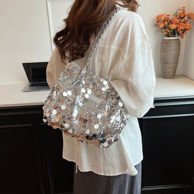 Personalized sequined underarm for women 2024 new fashionable handbag with large capacity commuting chain shoulder bag