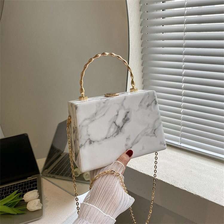 AMZZ 2024 new high-end small square simple and atmospheric commuting single shoulder bag, niche portable women's bag
