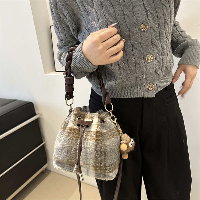 This year's popular bucket bag, women's 2024 new autumn and winter high-end handbag, versatile crossbody bag