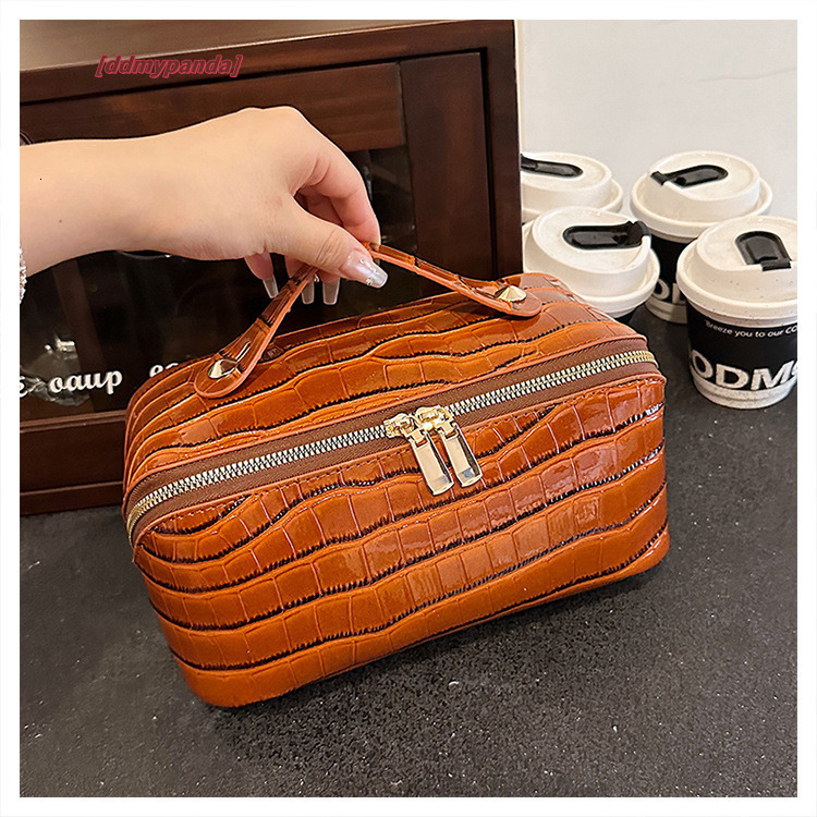 Makeup for women with a high-end feel, 2024 new large capacity portable convenient travel grooming cosmetic storage bag #32 ddmypanda
