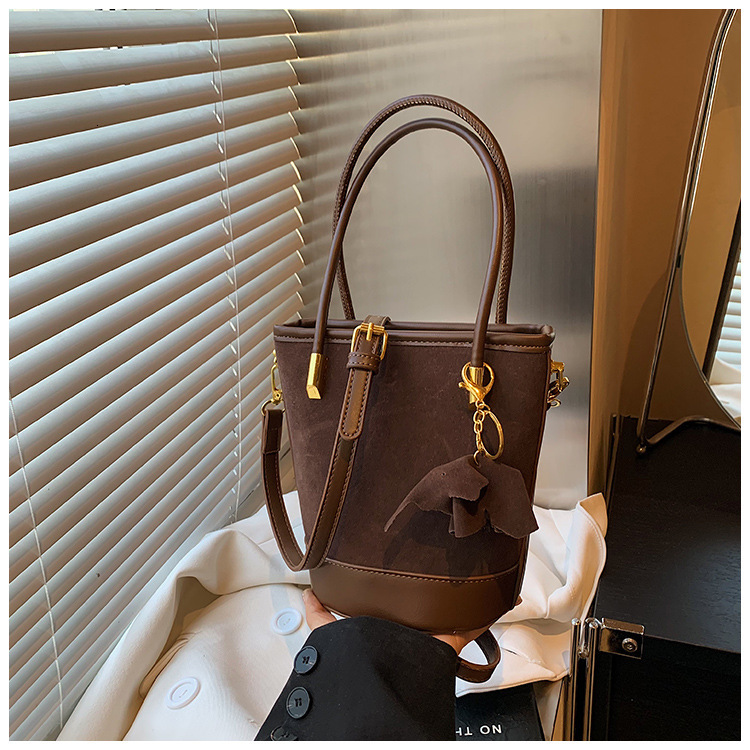 Small niche design for women in autumn winter 2024, new high-end and versatile handheld single shoulder bucket bag