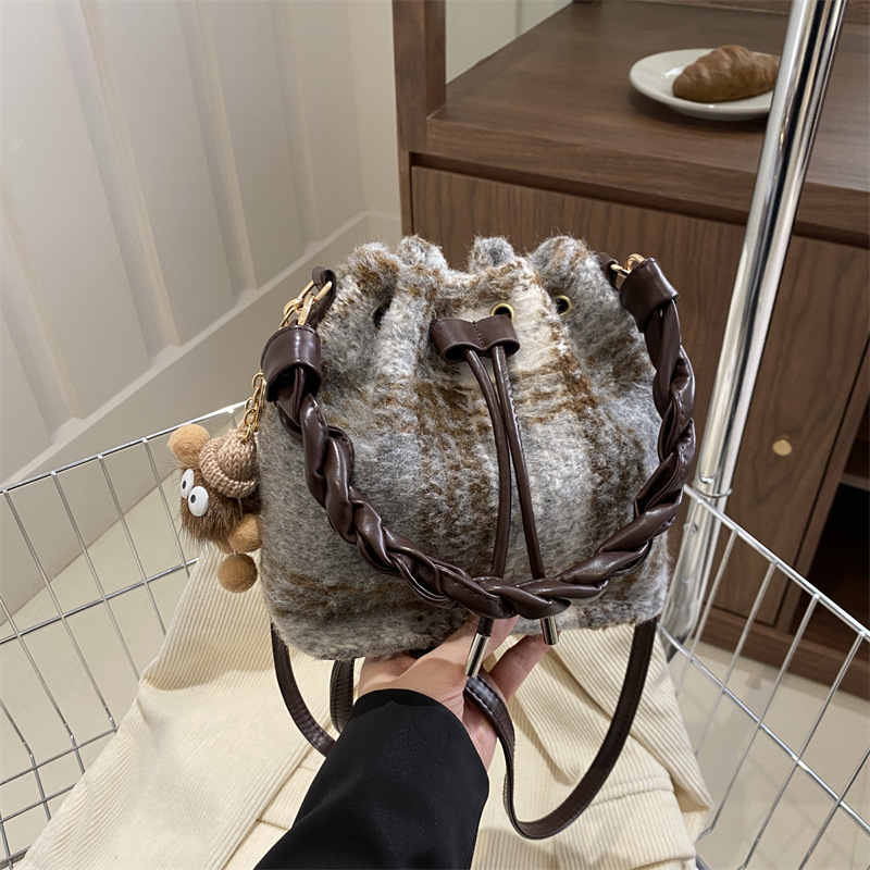 This year's popular bucket bag, women's 2024 new autumn and winter high-end handbag, versatile crossbody bag