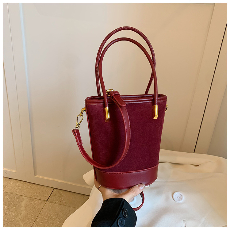 Small niche design for women in autumn winter 2024, new high-end and versatile handheld single shoulder bucket bag