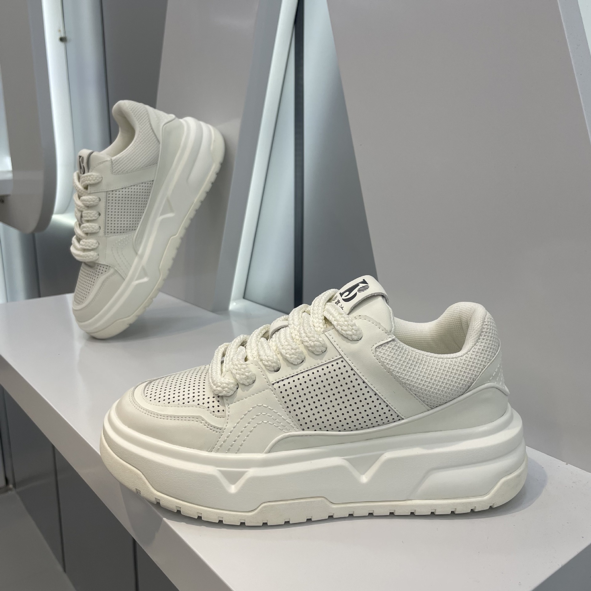 Ddmybear Trendy Brand Fashionable Height Increasing White Autumn Edition Leather Surface Splicing Niche Casual Board Men's Shoes Chinese Brand Sh