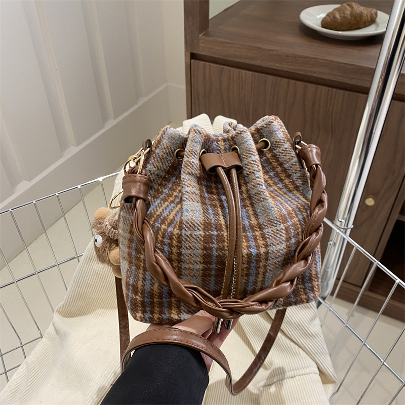 This year's popular bucket bag, women's 2024 new autumn and winter high-end handbag, versatile crossbody bag
