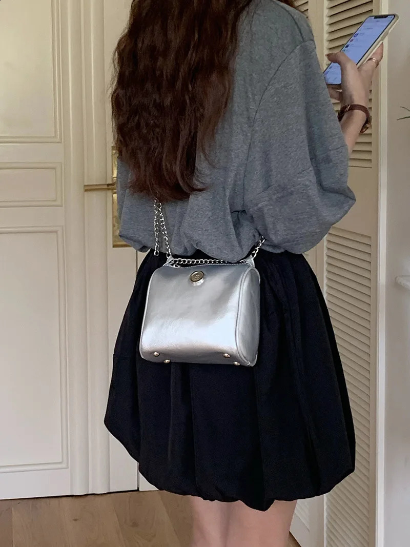 Silver mini chain cross body bag for womens soft PU leather shoulder bag for womens casual sports wallet for womens fashion suspender bag 240912