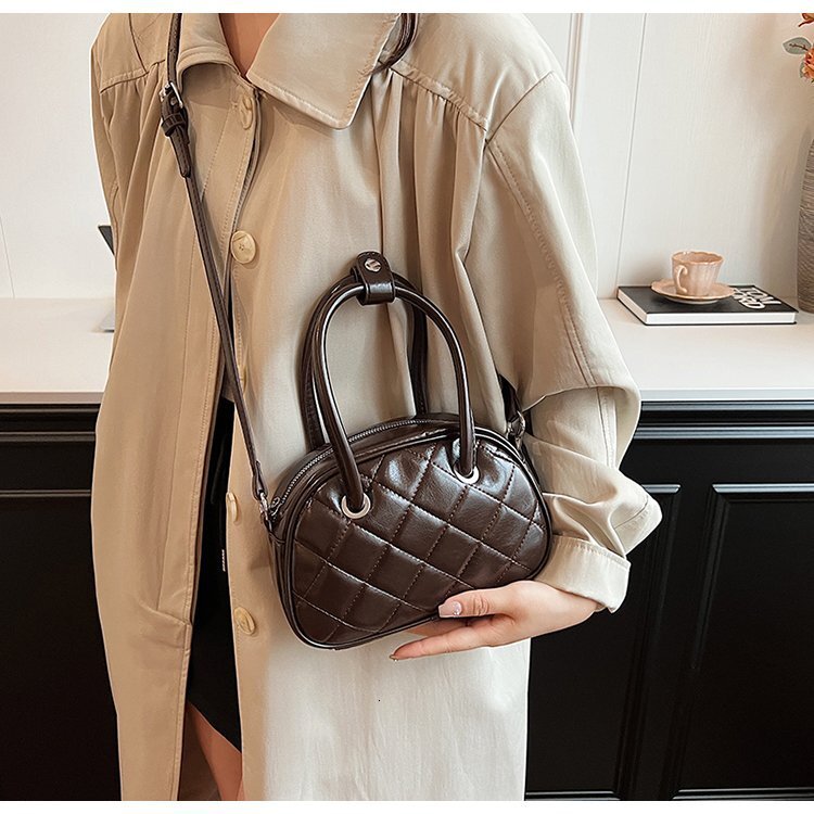 Lingge Bowling 2024 Autumn New Handheld Shoulder High Texture Crossbody Bag