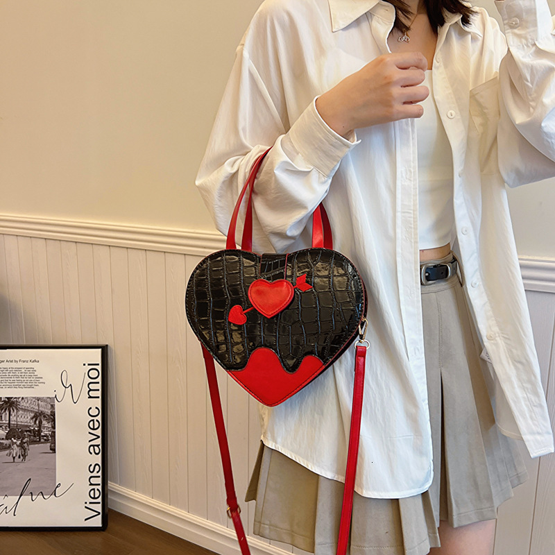 2024 New Fashion Classic Logo Heart Crocodile Pattern Handbag Shoulder Bag Trend