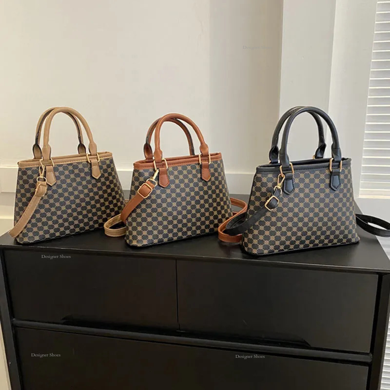 New Women 2024 Light Luxury Handbag Shoulder Bag Crossbody Bag Classic Printing Casual Style Minimalist Style Commute Great For Gifts Fashion Trendy F