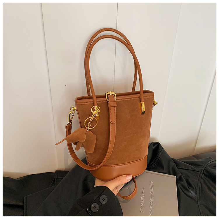 Small niche design for women in autumn winter 2024, new high-end and versatile handheld single shoulder bucket bag